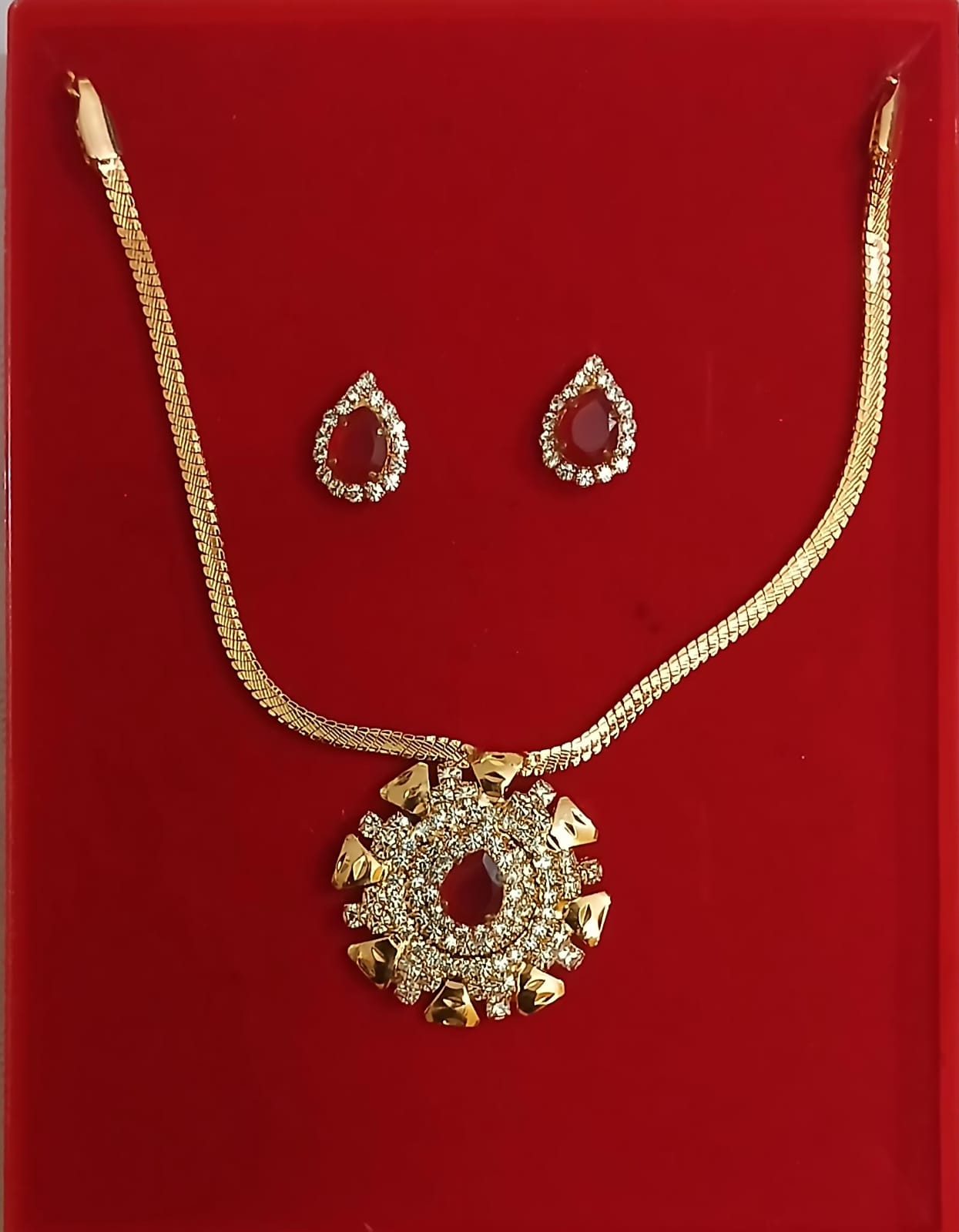 Elegant Gold-Finish Necklace Set with Ruby-Red Stones